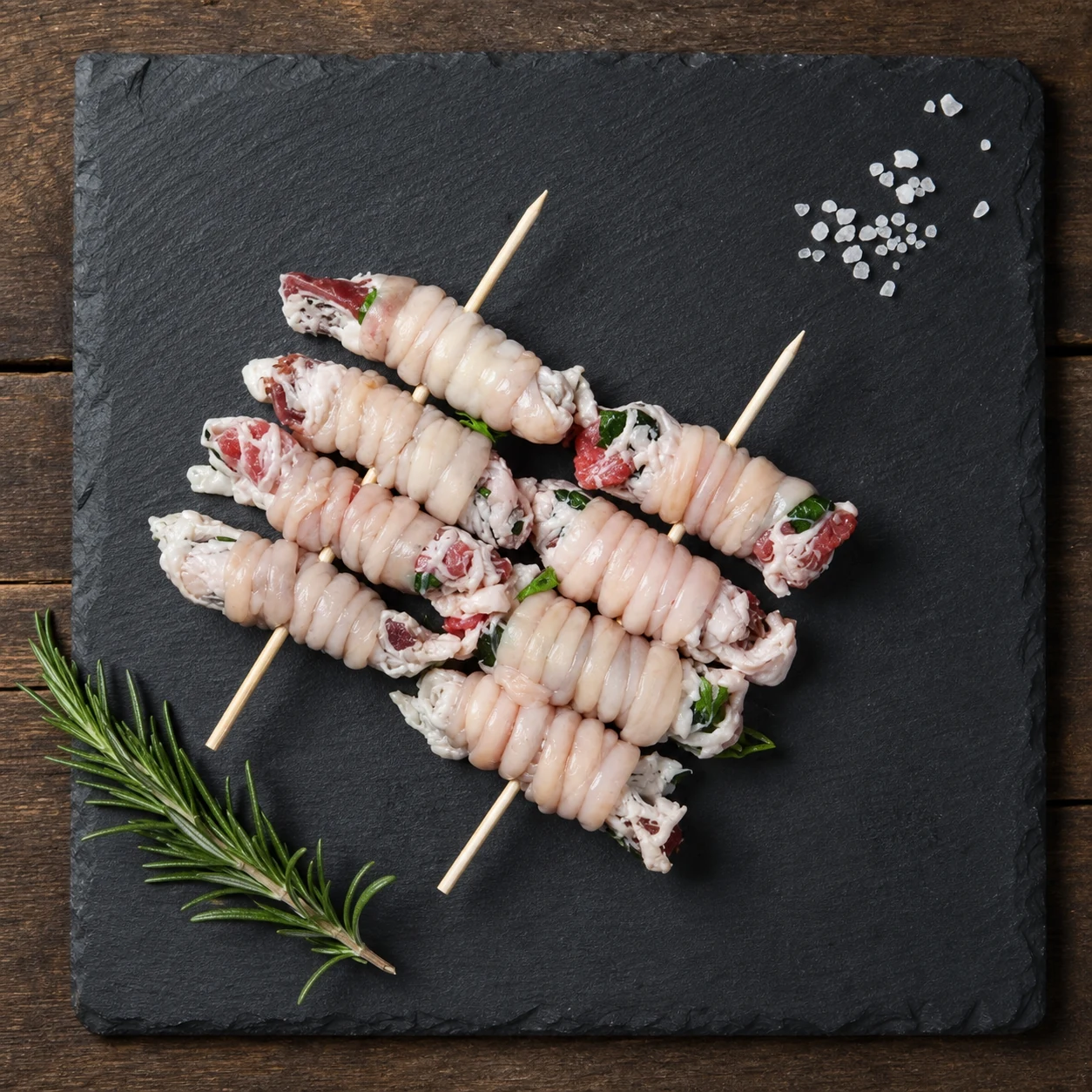 Involtini di agnello su ardesia