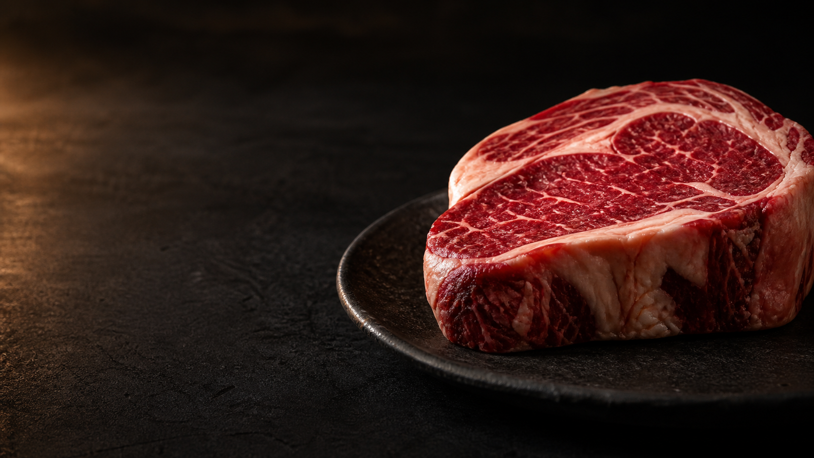 Bistecca marezzata su un piatto in ceramica scura